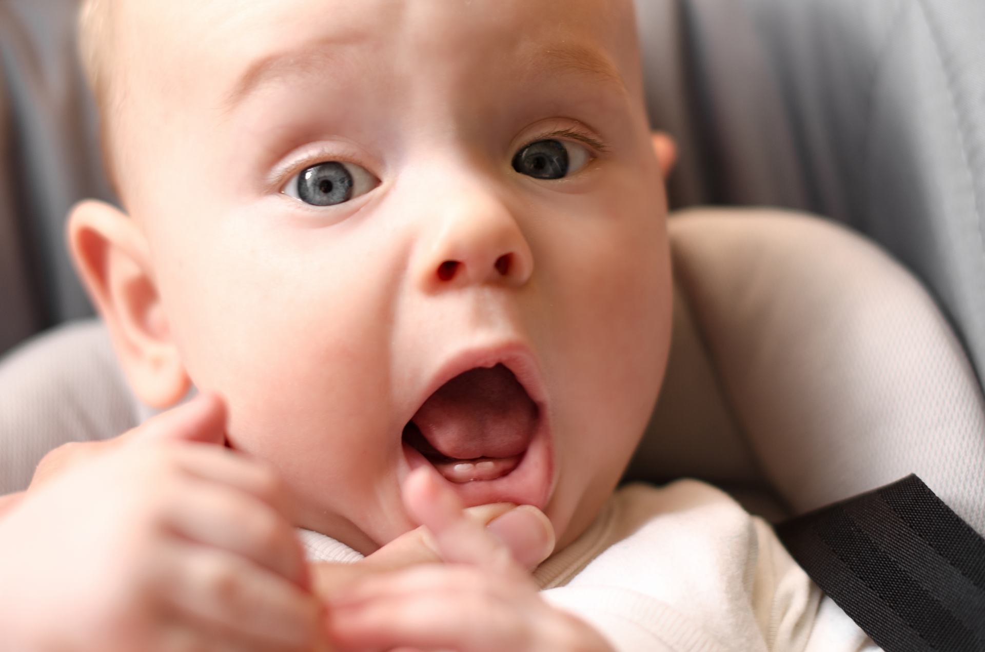 Anzeichen erster zahn Babys erster
