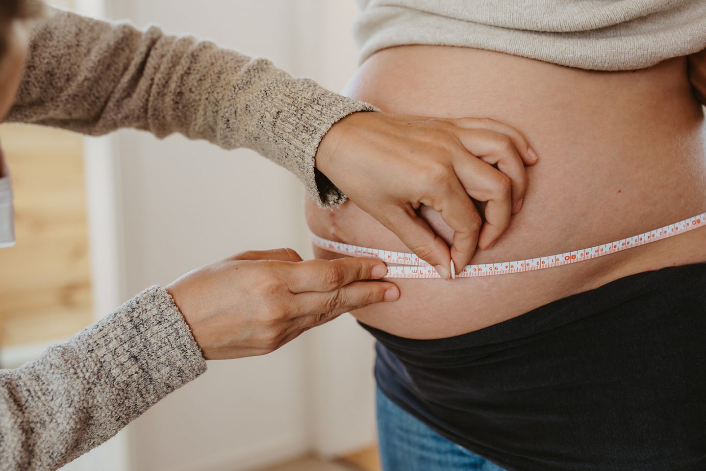 Messung des Bauches in der Schwangerschaft