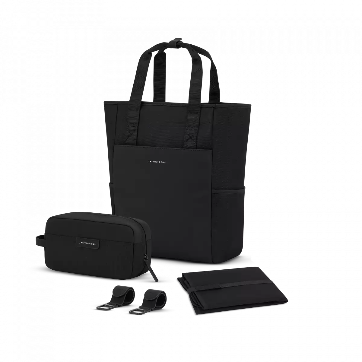 Der Lindby Pro Diaper Backpack von Kapten & Son in der Farbe all Black, inklusive Kulturtasche, Wickelauflage und zwei zusätzlichen Laschen für die Befestigung am Kinderwagen. 